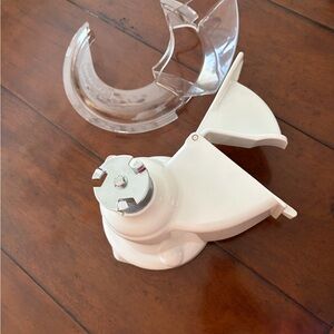 KitchenAid Rotor
Slicer/Shredder Stand Mixer Attachment and Pouring Shield